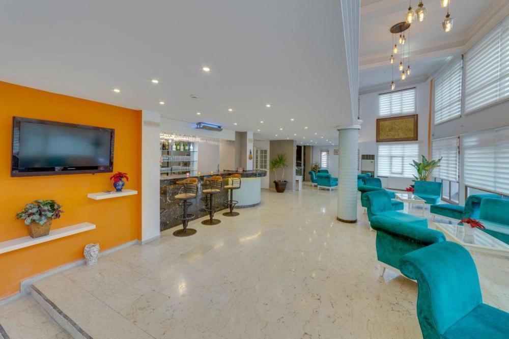 The View City Hotel คูซาดาซี ภายนอก รูปภาพ
