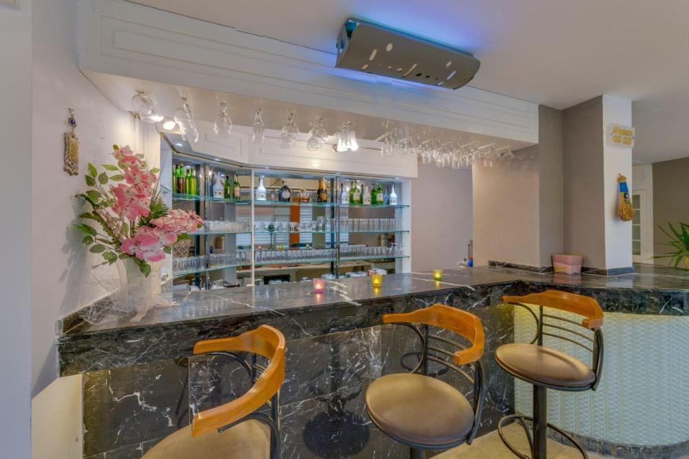 The View City Hotel คูซาดาซี ภายนอก รูปภาพ