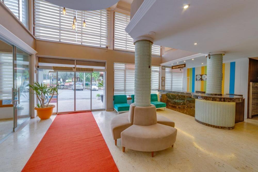 The View City Hotel คูซาดาซี ภายนอก รูปภาพ